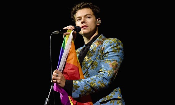 Harry Styles com a bandeira LGBT em Bangkook