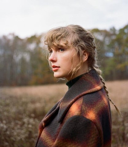 Nesta sexta-feira (11/12), Taylor Swift lançou seu novo álbum chamado “Evermore”. Esse é o segundo disco que a cantora lança esse ano, o primeiro foi “Folklore”, confira o que ela falou sobre isso em seu perfil do Twitter: “Para ser bem sincera: a gente simplesmente não conseguiu parar de escrever músicas. Para ser mais poética, parecia que estávamos nos limites da floresta do 'Folklore' e tínhamos uma escolha: dar as costas a ela e seguir para casa ou viajar ainda mais fundo pela selva. Escolhemos a segunda opção."